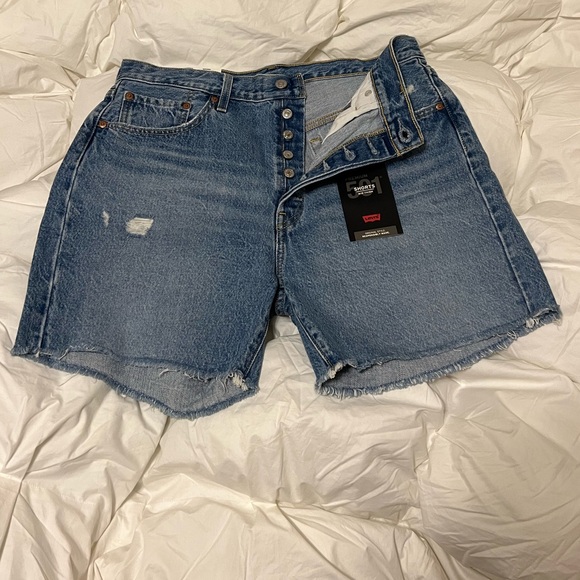BNWT Levi’s Premium 501 Mid Thigh Sorts Size 32 - Picture 3 of 4